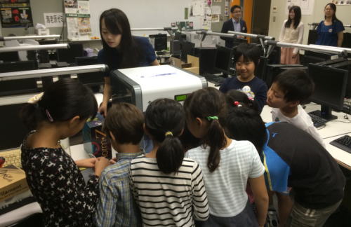 3Dプリンターに興味を持つキッズ